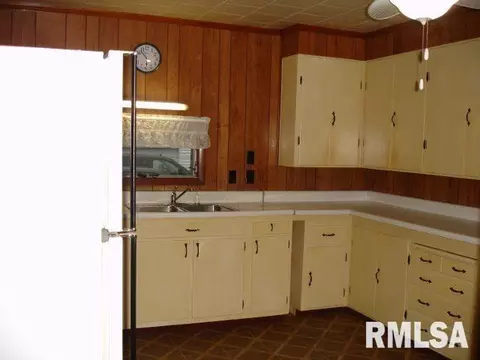 852 Elm St, Canton, IL 61520 photo 6