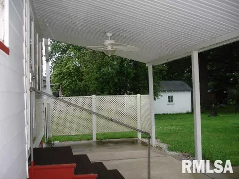 852 Elm St, Canton, IL 61520 photo 4
