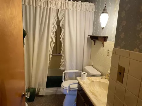 806 E Adams St, Washington, IL 61571 photo 5