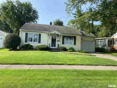 806 E Adams St, Washington, IL 61571 photo 1