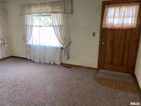 806 E Adams St, Washington, IL 61571 photo 2