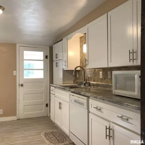 211 S High St, Lacon, IL 61540 photo 8