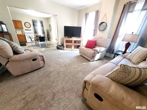 155 E Spruce St, Canton, IL 61520 photo 9