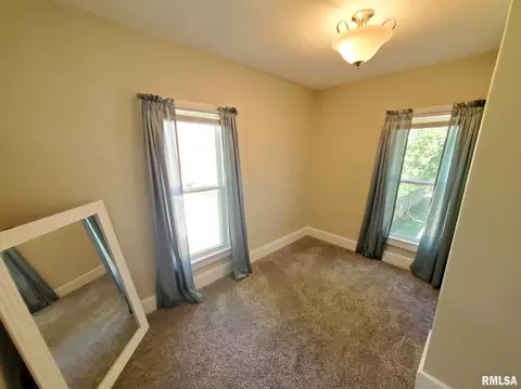 155 E Spruce St, Canton, IL 61520 photo 17
