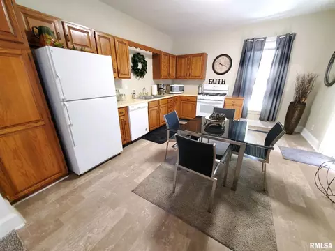 155 E Spruce St, Canton, IL 61520 photo 6