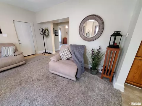 155 E Spruce St, Canton, IL 61520 photo 8