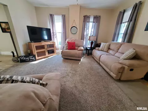 155 E Spruce St, Canton, IL 61520 photo 10