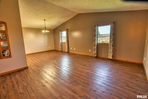 2114 Mitchell Dr, Eureka, IL 61530 photo 5