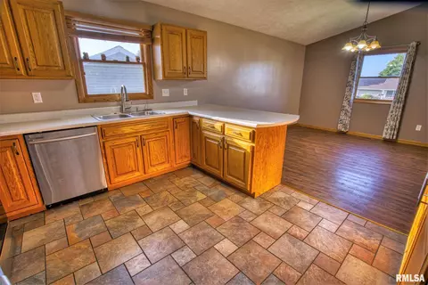 2114 Mitchell Dr, Eureka, IL 61530 photo 9