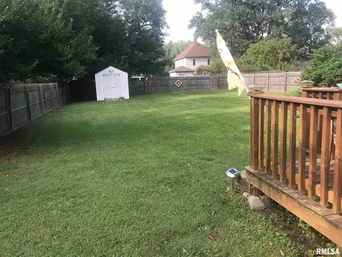 932 E Ash St, Macomb, IL 61455 photo 2