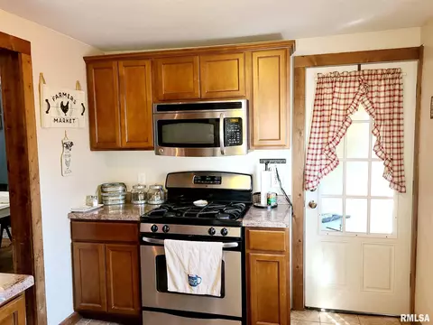 394 W Maple St, Canton, IL 61520 photo 8