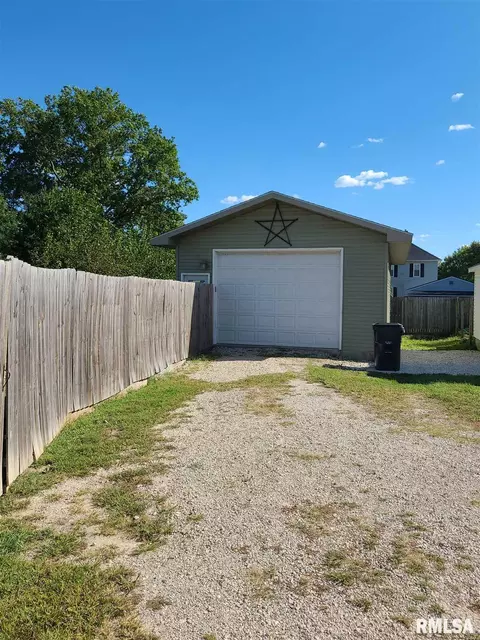 394 W Maple St, Canton, IL 61520 photo 4