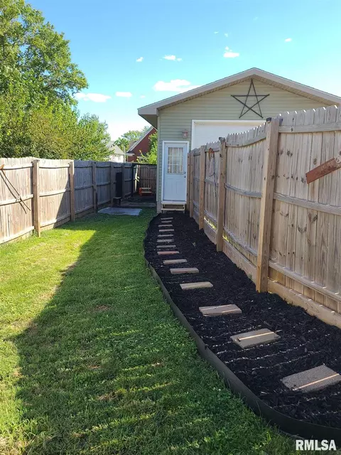 394 W Maple St, Canton, IL 61520 photo 3
