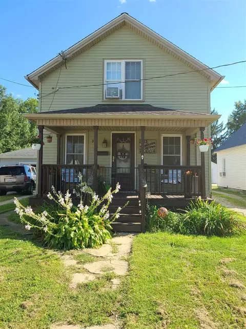 394 W Maple St, Canton, IL 61520 photo 2