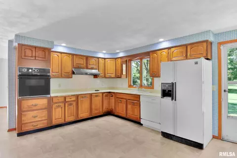 308 E 1st St, Delavan, IL 61734 photo 13