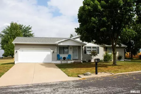 901 Oakwood Dr, Eureka, IL 61530 photo 1