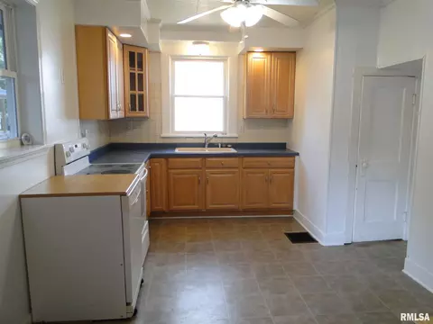 526 S Johnson St, Macomb, IL 61455 photo 8