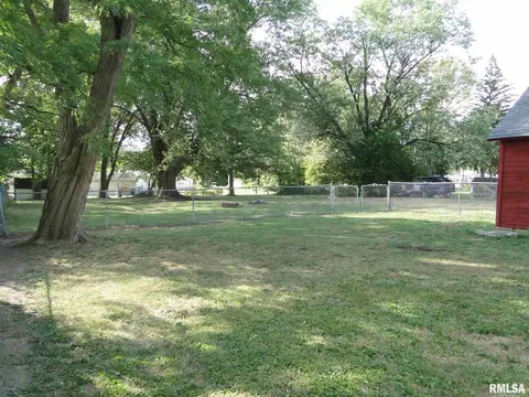 526 S Johnson St, Macomb, IL 61455 photo 3