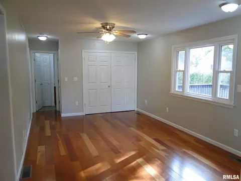 526 S Johnson St, Macomb, IL 61455 photo 6
