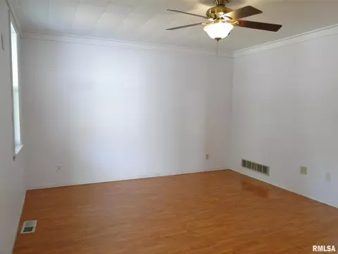 526 S Johnson St, Macomb, IL 61455 photo 5