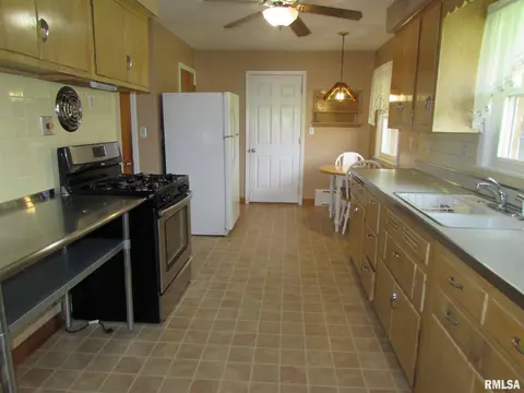 217 E Pine St, Metamora, IL 61548 photo 7