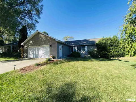 625 Meadow Dr, Macomb, IL 61455 photo 2