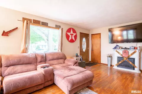 1004 S Oak St, Delavan, IL 61734 photo 7
