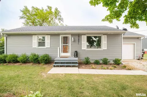 1004 S Oak St, Delavan, IL 61734 photo 1