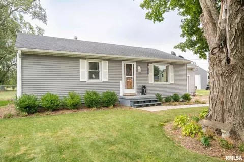 1004 S Oak St, Delavan, IL 61734 photo 2