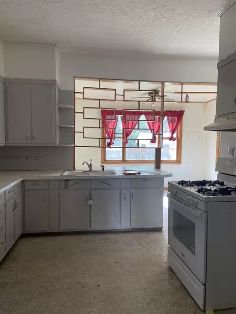 436 E Ash St, Canton, IL 61520 photo 3
