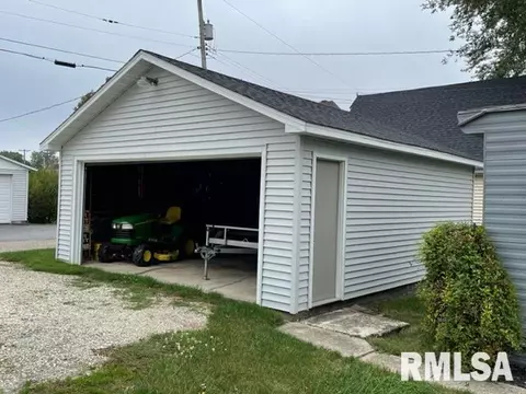 306 N Main St, Abingdon, IL 61410 photo 9