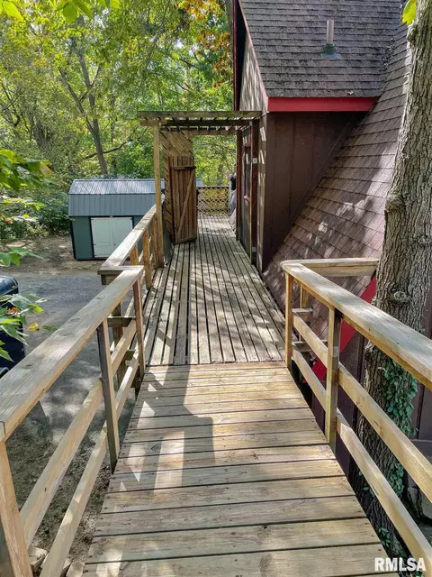98 Thrush Ave, Pekin, IL 61554 photo 3