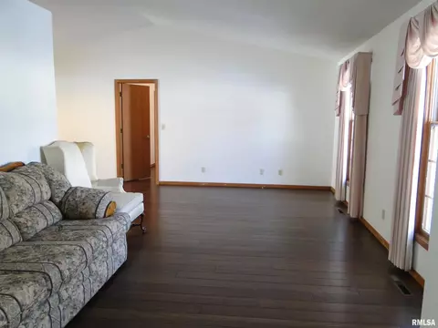 307 E Yeiser St, Macomb, IL 61455 photo 2
