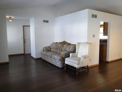 307 E Yeiser St, Macomb, IL 61455 photo 3