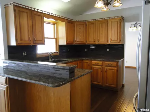 307 E Yeiser St, Macomb, IL 61455 photo 6