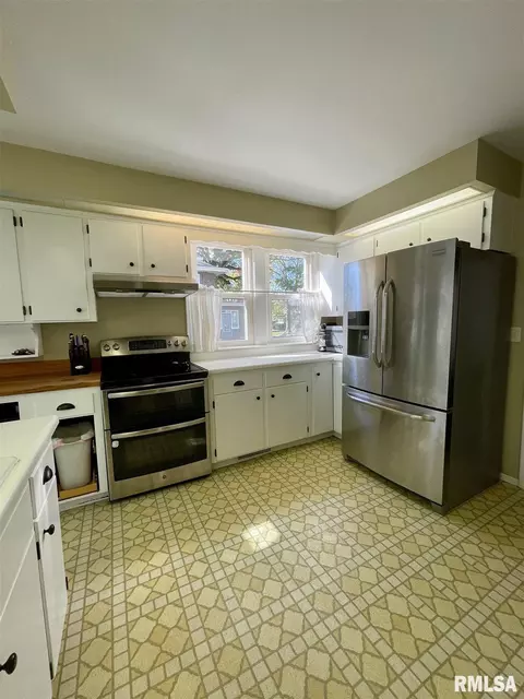 210 W Burton Ave, Eureka, IL 61530 photo 6