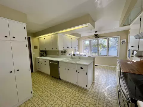 210 W Burton Ave, Eureka, IL 61530 photo 3