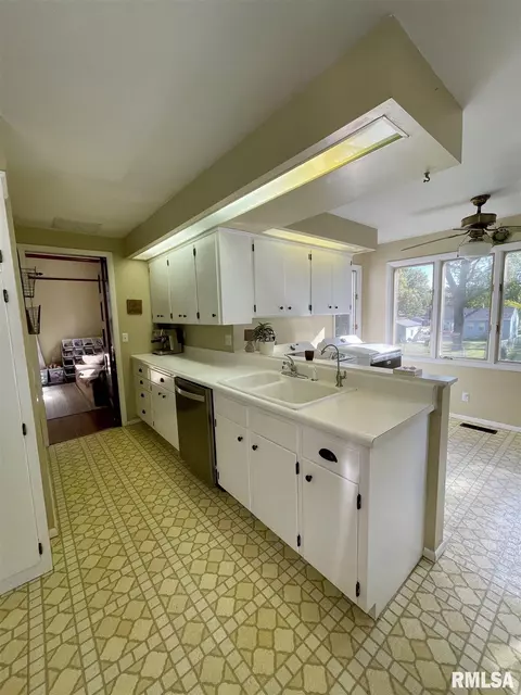 210 W Burton Ave, Eureka, IL 61530 photo 9