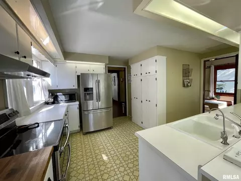 210 W Burton Ave, Eureka, IL 61530 photo 4