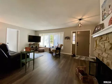 21 Hickory Bow St, Macomb, IL 61455 photo 2