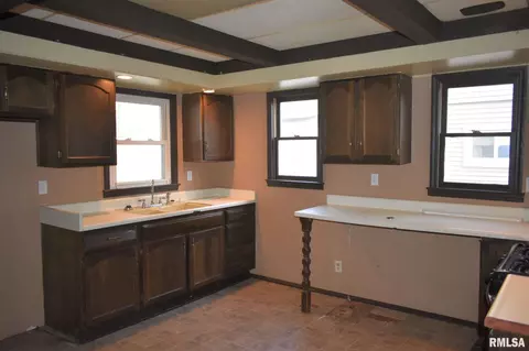 445 N 8th St, Canton, IL 61520 photo 9