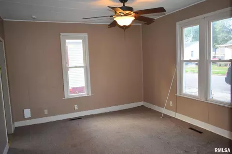 445 N 8th St, Canton, IL 61520 photo 5