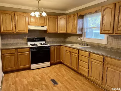 809 Memorial Dr, Macomb, IL 61455 photo 16