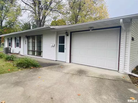 809 Memorial Dr, Macomb, IL 61455 photo 5