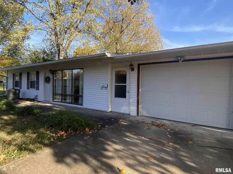 809 Memorial Dr, Macomb, IL 61455 photo 3