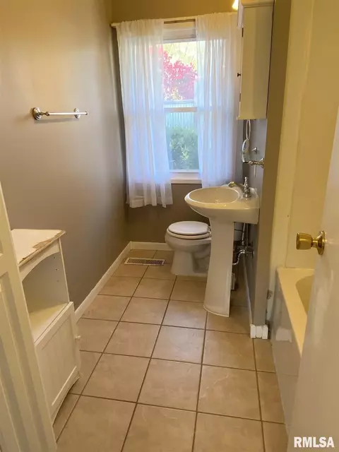 809 Memorial Dr, Macomb, IL 61455 photo 27