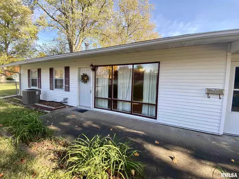 809 Memorial Dr, Macomb, IL 61455 photo 1