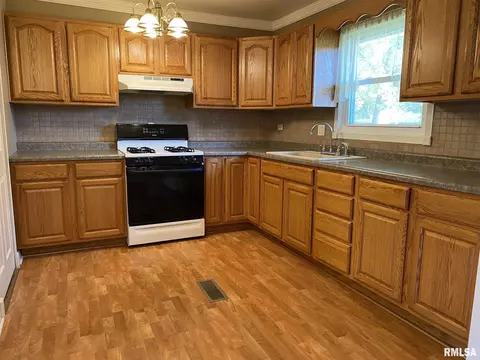809 Memorial Dr, Macomb, IL 61455 photo 17