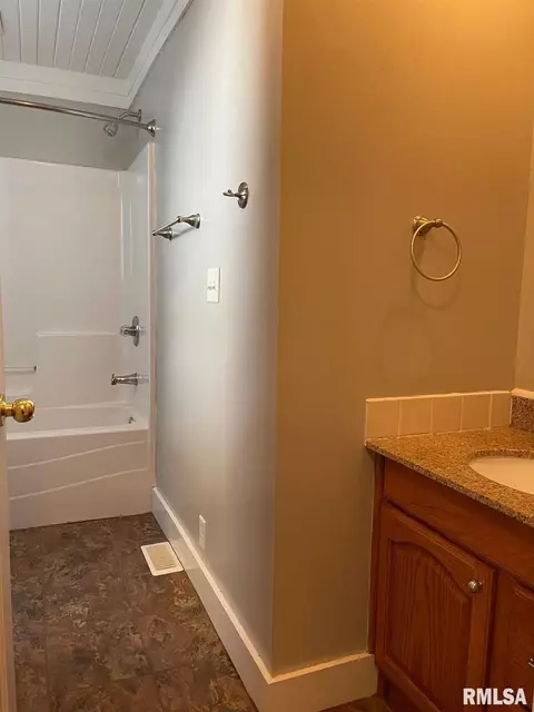 702 E Murray St, Macomb, IL 61455 photo 22