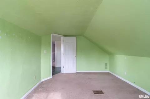 811 S Pine St, Delavan, IL 61734 photo 17